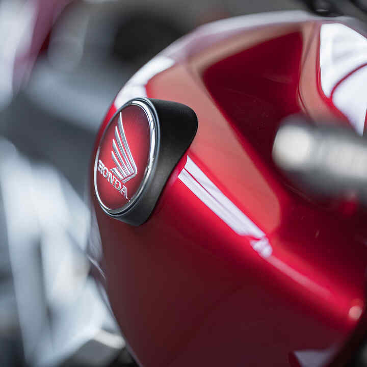 Zoom sur le réservoir de carburant de la Honda CB1000R