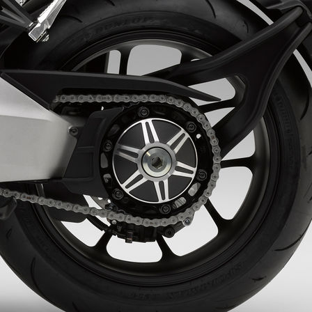 Vue rapproch&eacute;e de la roue arri&egrave;re de la Honda Neo Sports Caf&eacute; CB1000R.