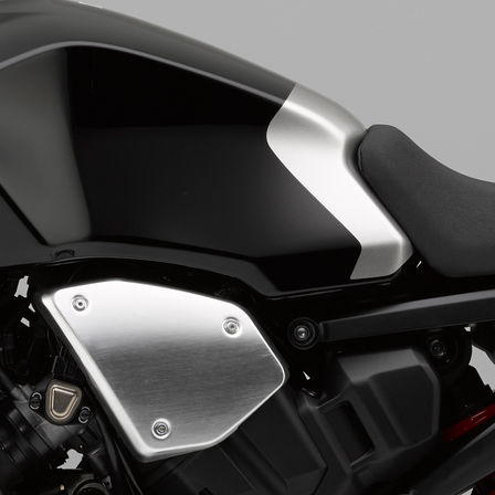 Vue rapproch&eacute;e du r&eacute;servoir de la Honda Neo Sports Caf&eacute; CB1000R.