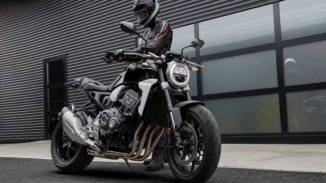 Vue lat&eacute;rale de la Honda New Sports Caf&eacute; CB1000R dans une mont&eacute;e.