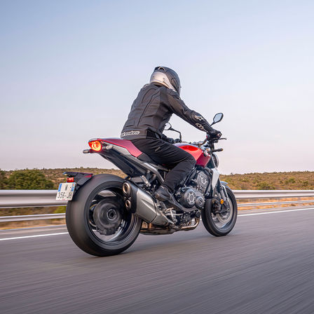 Honda X-CB1000R, vue de trois quarts arrière droit, avec pilote, sur route