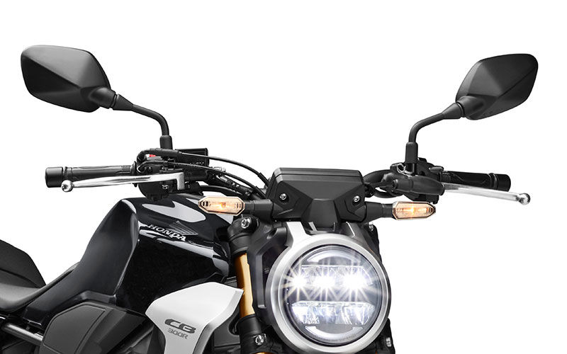 Gros plan sur le guidon de la Honda CB300R Neo Sports Café