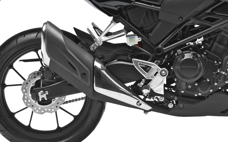 Gros plan sur l’échappement de la Honda CB300R Neo Sports Café