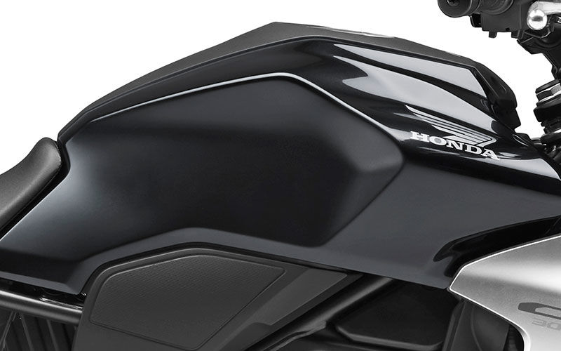 Gros plan sur le réservoir de la Honda CB300R Neo Sports Café