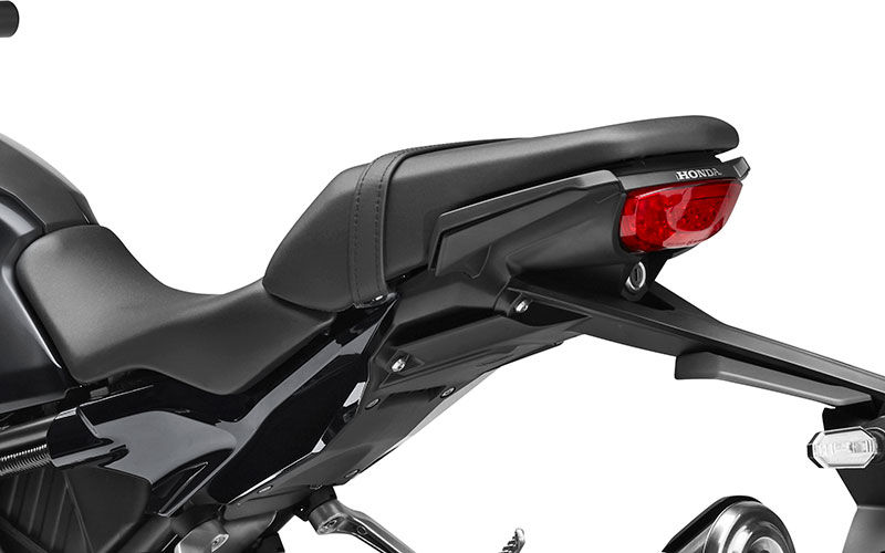 Gros plan sur la selle da la Honda CB300R Neo Sports Café