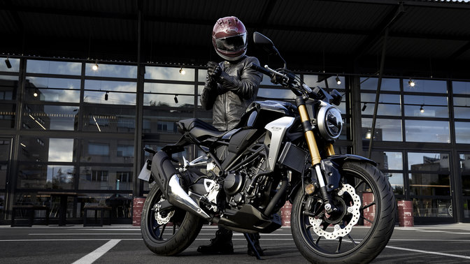 Vue latérale de la Honda CB300R Neo Sports Café stationnée.