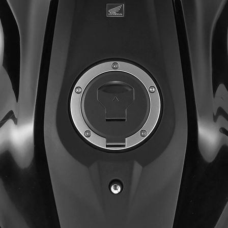 Vue rapprochée du réservoir de la Honda Neo Sports Café CB300R