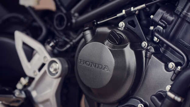 Gros plan sur le moteur monocylindre DACT 4 soupapes de la Honda CB300R.