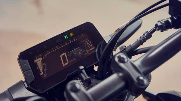 Gros plan sur le tableau de bord LCD transparent avec indicateur de rapport engagé de la Honda CB300R