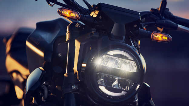 Gros plan sur l’éclairage Full LED de la Honda CB300R 