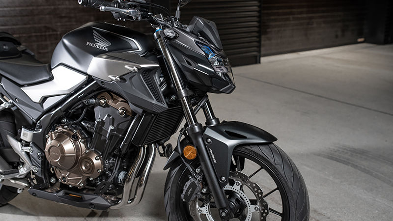 CB500F, vue avant côté droit, dans un garage