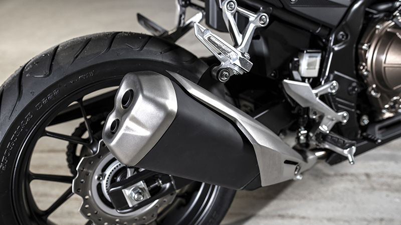 CB500F, gros plan sur le tuyau d’échappement