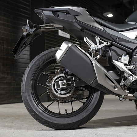 CB500F, gros plan sur la roue arri&egrave;re