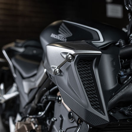 CB500F, gros plan sur le double conduit d'admission d'air