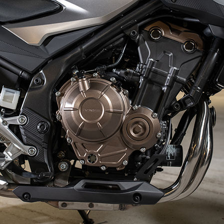 CB500F, gros plan sur le moteur