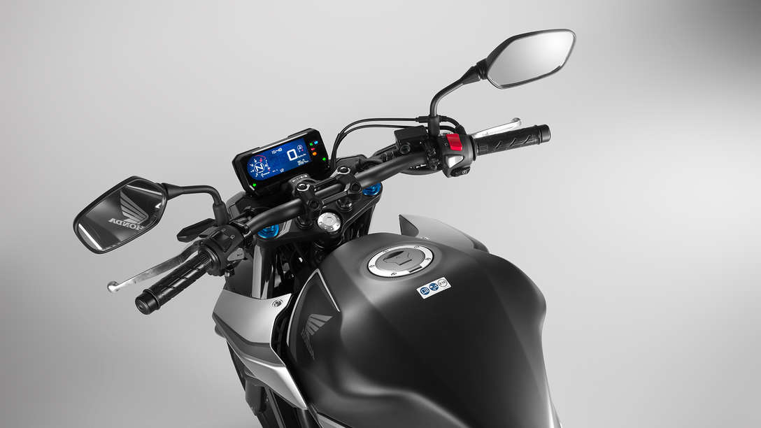 CB500F, gros plan sur le tableau de bord