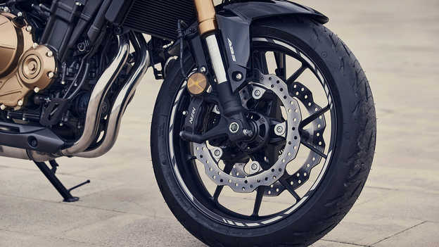 CB500F - Freins avant à deux disques et étriers à montage radial