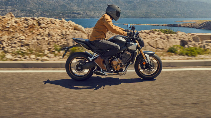 Vue de trois quarts avant de la Honda CB650R circulant dans un parking