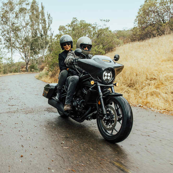 CMX1100 Touring Rebel avec large carénage avant et sacoches.