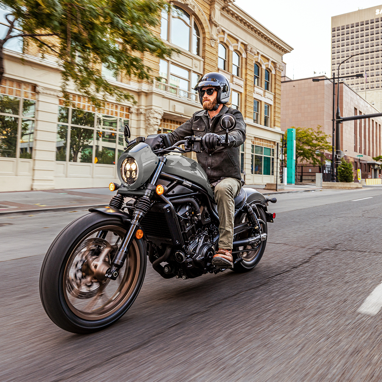 Personnage sur une Honda CMX1100 vue de face en ville.
