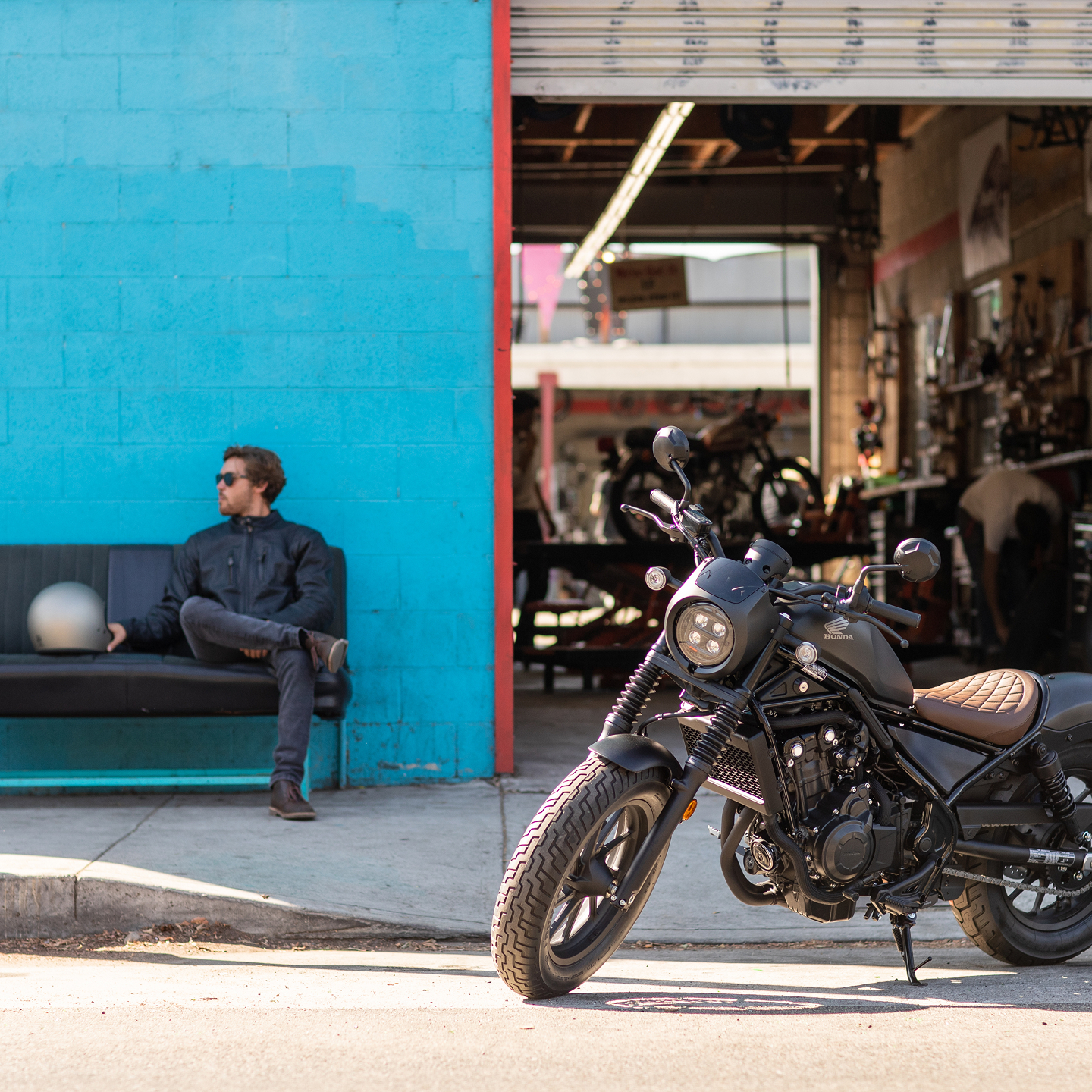 Honda CMX500 Rebel avec un pilote masculin sur route. 