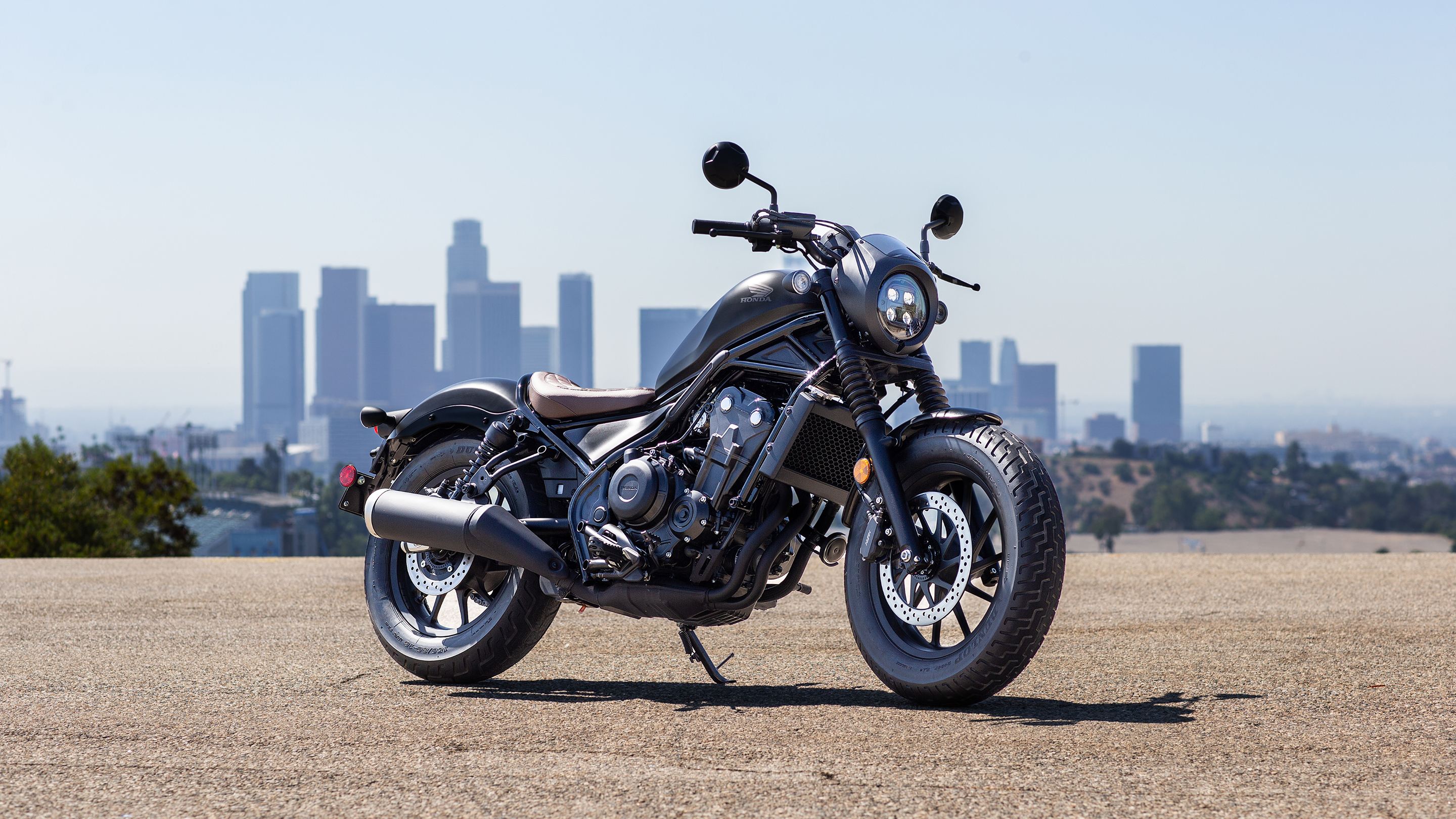 Vue latérale d’une CMX500 Rebel en face d’un café.
