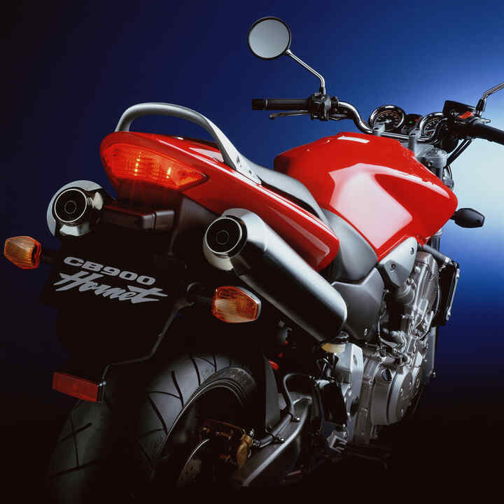 Gros plan arrière de la Honda CB900 Hornet.