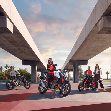 Image statique de la Honda CB750 Hornet en trois options de couleur 