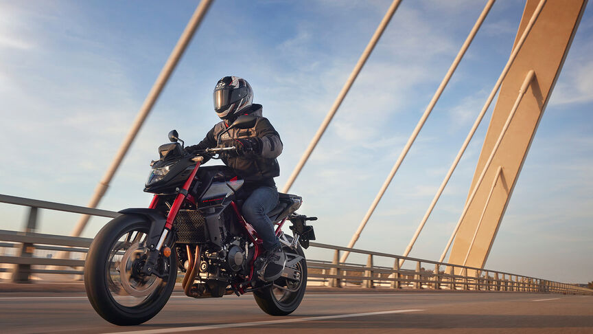 Image dynamique de la moto roadster streefighter Honda CB750 Hornet - permis A2 sur route
