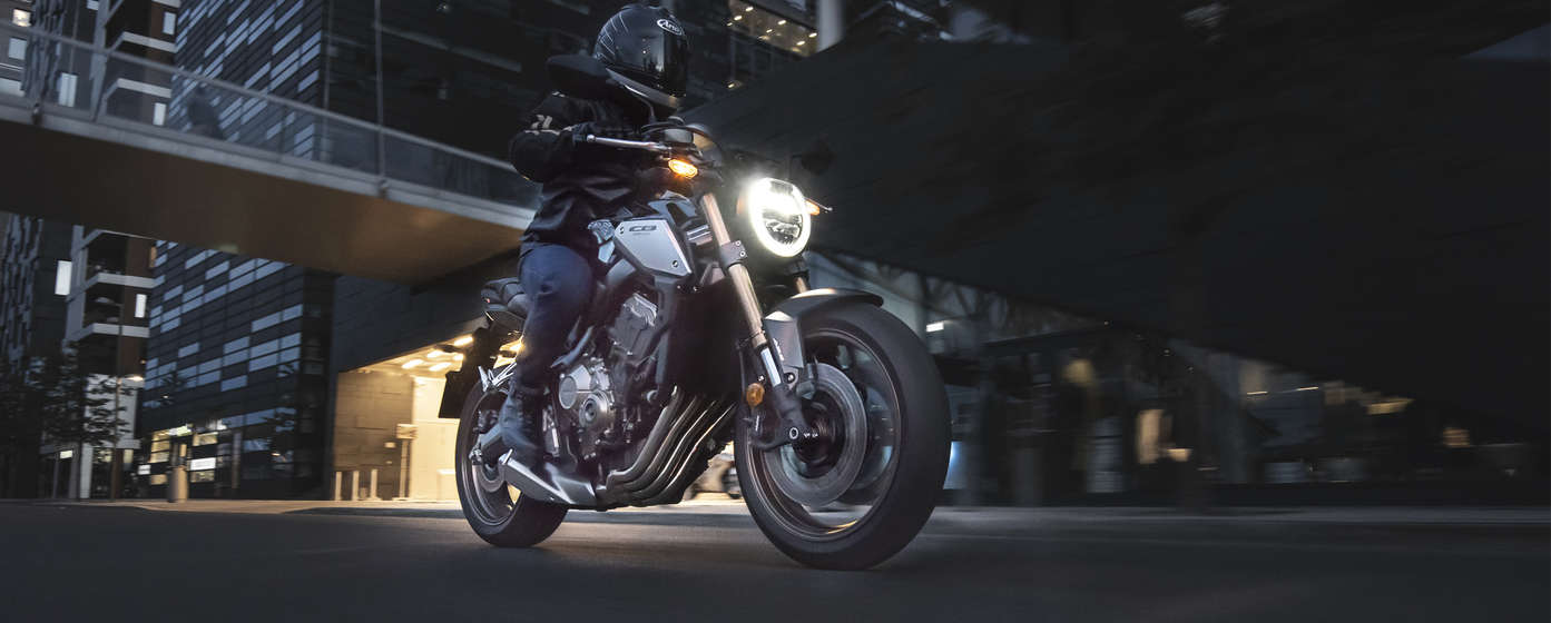 Honda CB650R pilotée dans une rue.