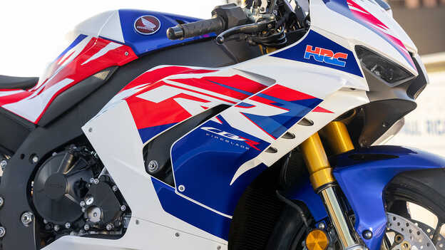 Gros plan sur les autocollants du logo HRC de la Honda CBR1000RR-R Fireblade