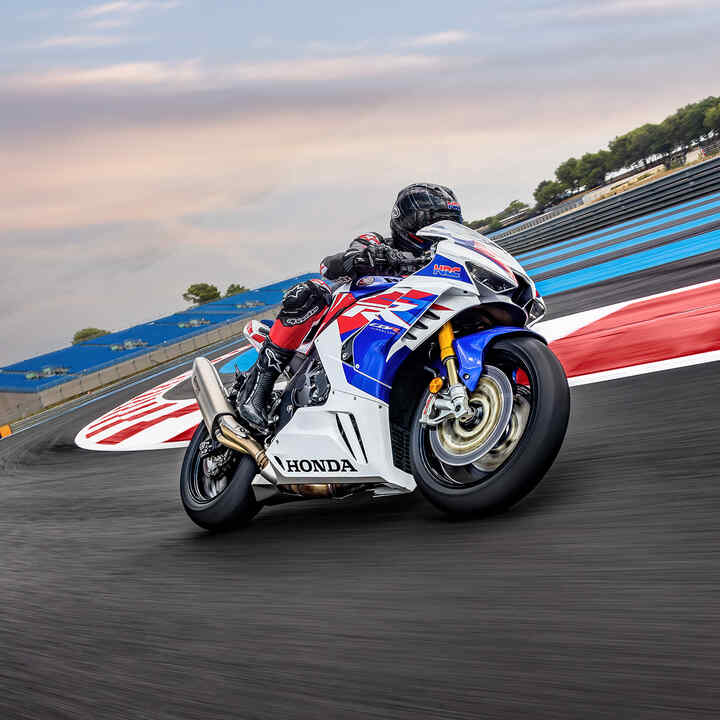 Vue de trois quarts avant droit de la Honda CBR1000RR-R-Fireblade avec un pilote sur circuit