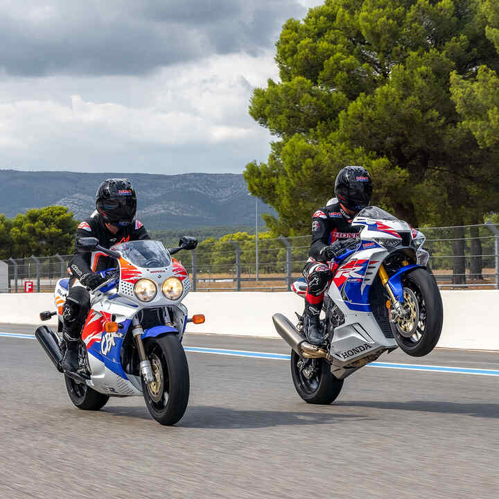 Vue de profil de trois Honda CBR1000RR-R Fireblade et Fireblade SP garées sur un circuit