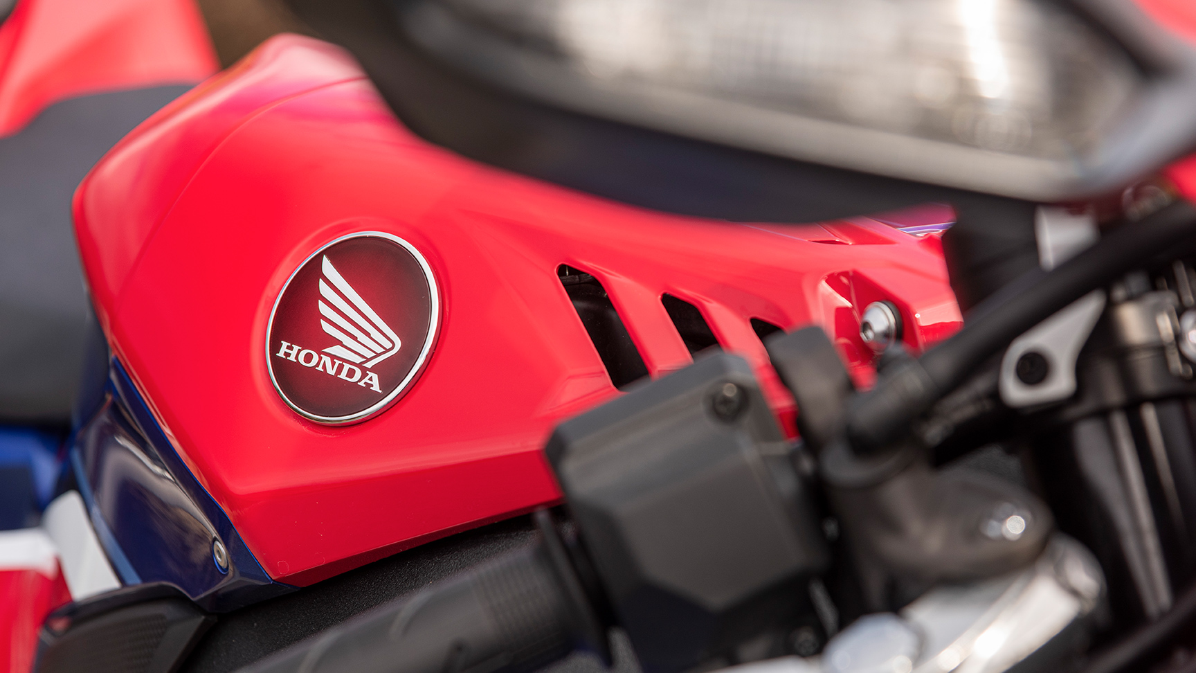 Logo ailé de la Honda CBR1000RR-R sur le réservoir de carburant
