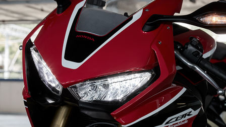 Gros plan de l'&eacute;clairage &agrave; LED de la Honda CBR1000RR Fireblade.