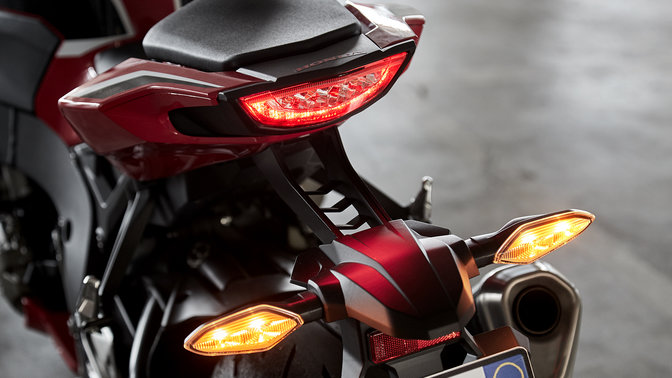 Gros plan sur les optiques de la Honda CBR1000RR Fireblade.
