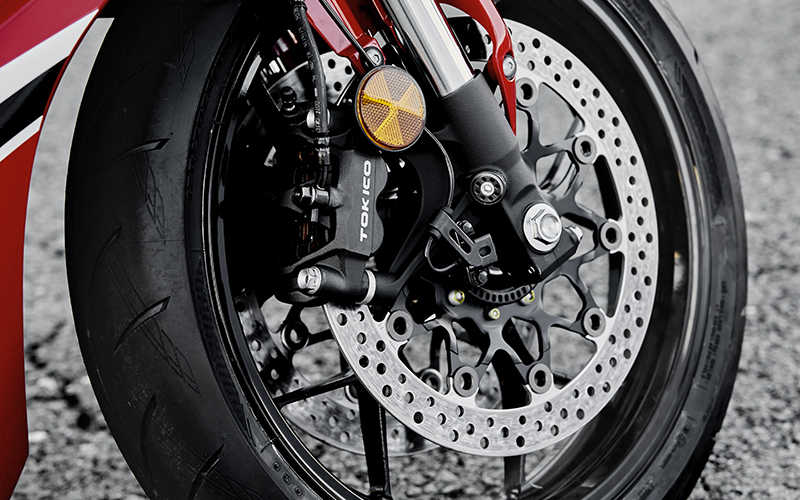 Gros plan sur la roue avant de la CBR1000RR Fireblade
