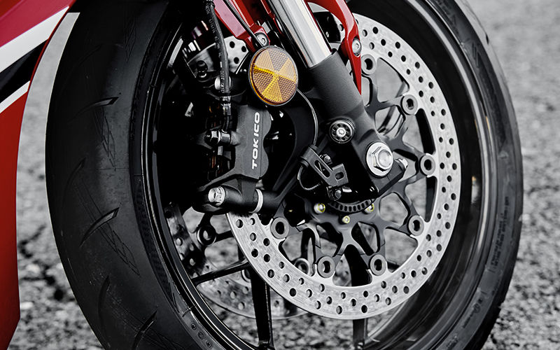 Gros plan sur la roue avant de la CBR1000RR Fireblade