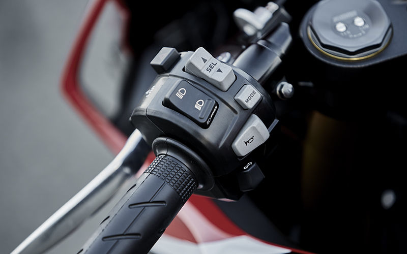 Gros plan sur la poignée gauche de la CBR1000RR Fireblade