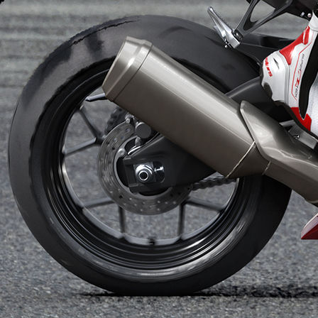 Gros plan sur le tuyau d&rsquo;&eacute;chappement de la CBR1000RR Fireblade