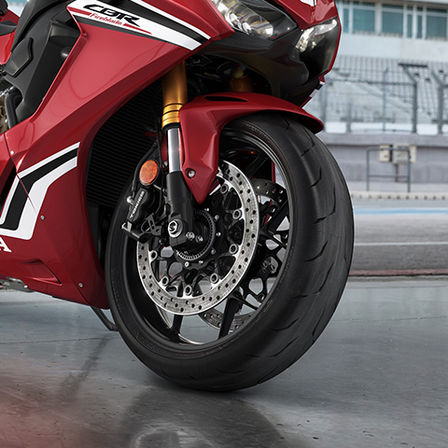 Gros plan sur la roue avant de la CBR1000RR Fireblade