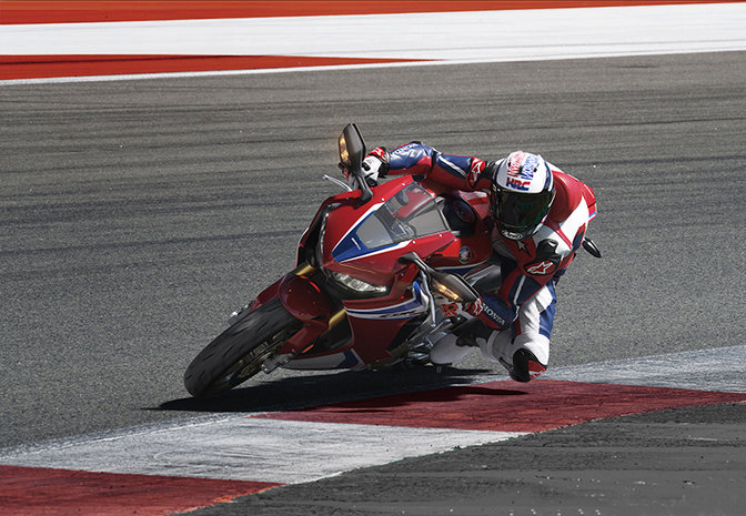 Vue lat&eacute;rale de la Honda Fireblade SP sur circuit.