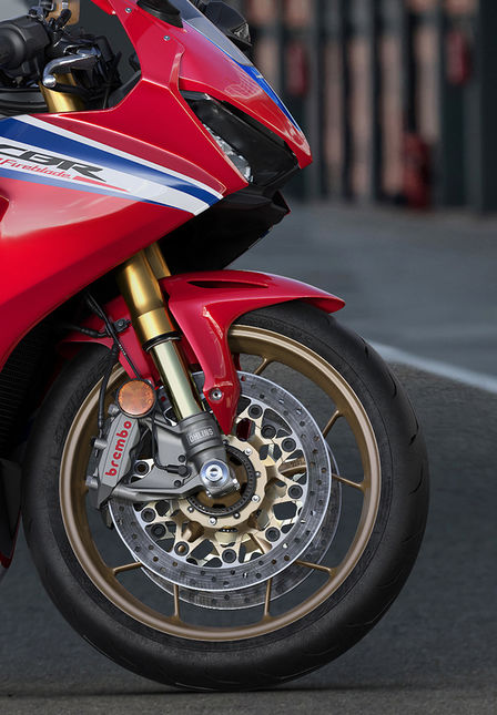 Gros plan sur la roue de la Honda Fireblade SP.