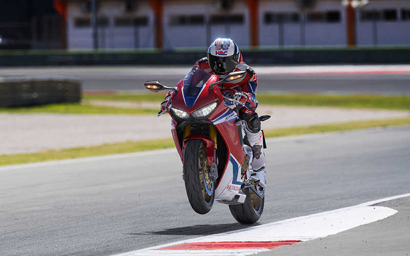 Vue de trois quarts avant gauche de la CBR1000RR Fireblade SP