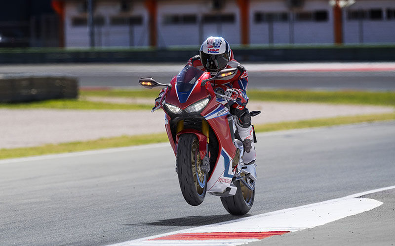 Vue de trois quarts avant gauche de la CBR1000RR Fireblade SP