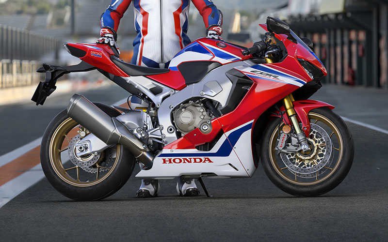 Côté droit de la CBR1000RR Fireblade SP sur une piste