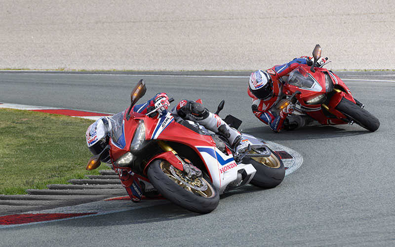 Deux CBR1000RR Fireblade SP dans des virages serrés