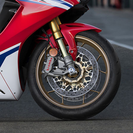 Gros plan sur la roue avant de la CBR1000RR Fireblade SP
