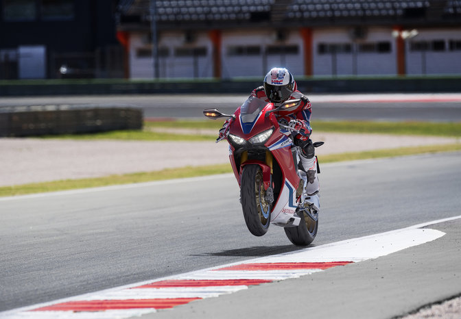 Vue de trois quarts avant gauche de la CBR1000RR Fireblade SP sur un circuit