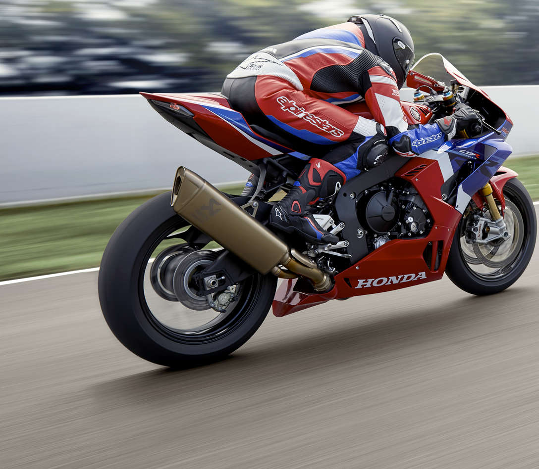 Honda CBR1000RR-R Fireblade&nbsp;SP, quart arri&egrave;re droit, avec pilote, roulant sur circuit